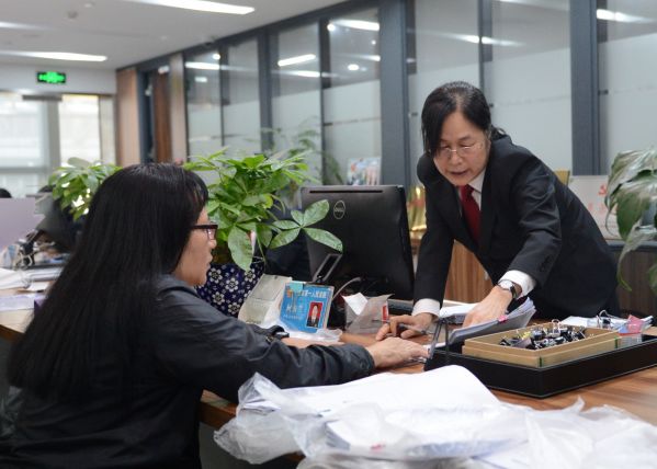 市第一法院的立案窗口和诉讼服务中心将正式对外办公.JPG