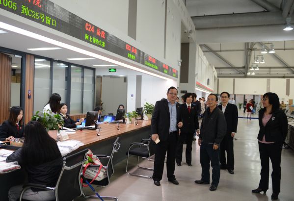 市中院院长潘墀、副院长李桂兰以及市第一法院院长罗嘉浩、副院长廖志良等到诉讼服务中心指导工作.JPG