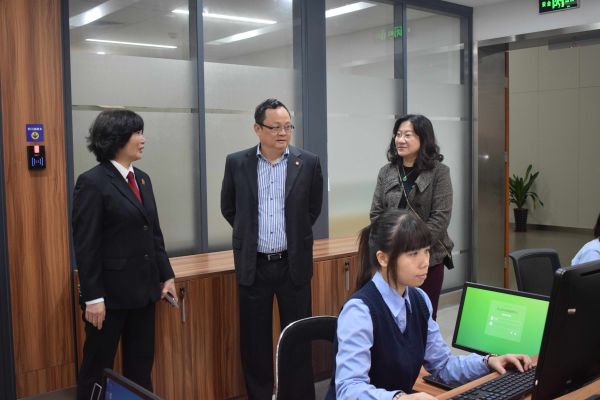 市中院院长潘墀到诉讼服务中心指导工作.jpg