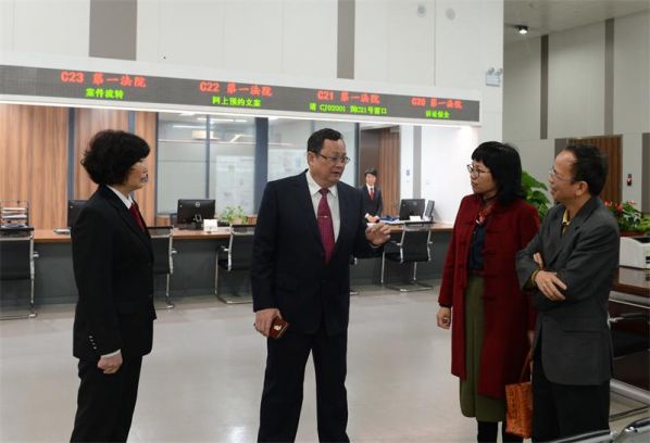 1—2月3日,我院党组书记、院长潘墀带领班子成员来到诉讼服务中心,查看首日开工情况及诉讼服务中心建设情况.jpg