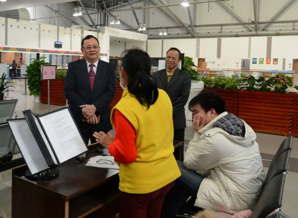 2—我院潘墀院长与前来办事的群众进行交流.JPG