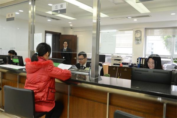 3—我院立案一庭干警耐心地接待当事人,为当事人办理各种诉讼咨询和立案手续.JPG