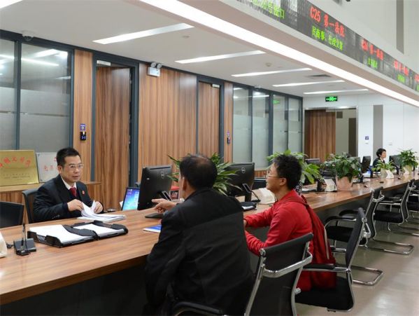 4—诉讼服务中心窗口整洁有序,干警精神抖擞,工作井然有序.JPG