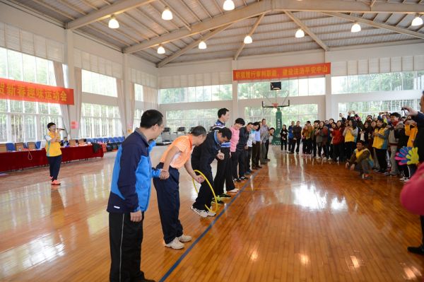 1、我院领导班子成员和审委会专委组成的队伍参加了“环环相扣”、“凝心聚力”两个项目的表演赛,将比赛气氛推入高潮.jpg