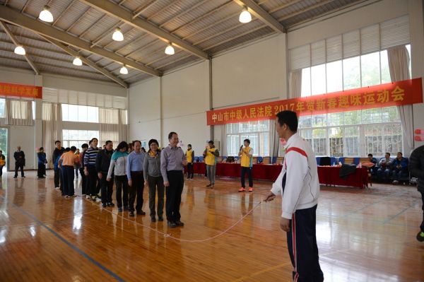 2、我院领导班子成员和审委会专委组成的队伍参加了“环环相扣”、“凝心聚力”两个项目的表演赛,将比赛气氛推入高潮.jpg