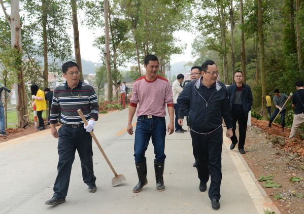 我院党组书记、院长潘墀等领导携我院干警赴德庆扶贫点开展学雷锋植树活动.jpg