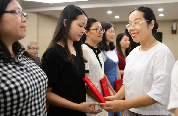 2、市妇联副主席刘浴平为中山法院系统家事调查员颁发聘书.jpg