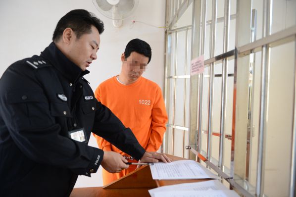 被执行人对相关笔录等文书进行确认签字.JPG