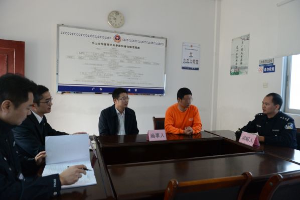我院执行法官与市拘留所工作人员对本案进行调解,促成被执行人履行法律义务.JPG