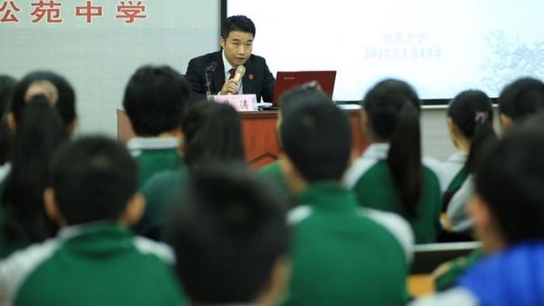 1.13 我院裴涛法官为松苑中学作法律宣讲671.jpg