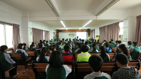 1.13 我院裴涛法官为松苑中学作法律宣讲912.jpg