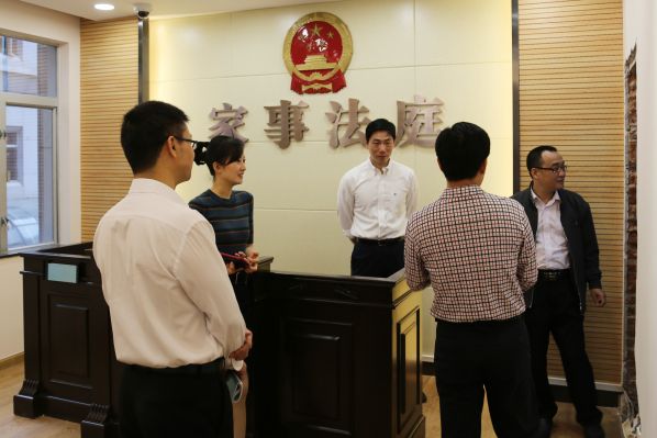 2、调研组一行到家事法庭参观指导.jpg
