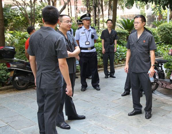 1、执行干警们到达执行现场.JPG