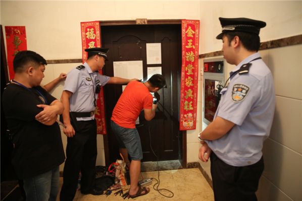 2、法院“破门”强制清场.jpg