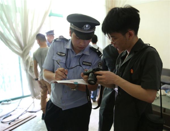 5、执行干警对房屋内物品进行逐一登记.jpg