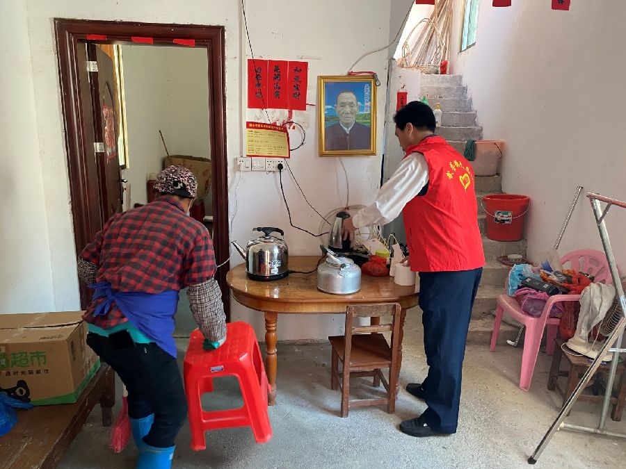 云楼村五保户梁植丽家中清洁场景.jpg